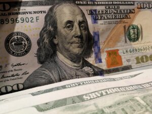 Persona disabile in carrozzina con un operatore, simbolo dei benefici della Legge 104 e dei controlli recenti.