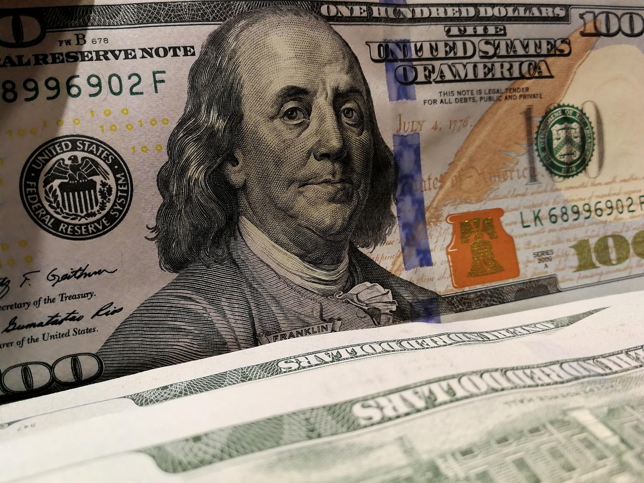 Persona disabile in carrozzina con un operatore, simbolo dei benefici della Legge 104 e dei controlli recenti.