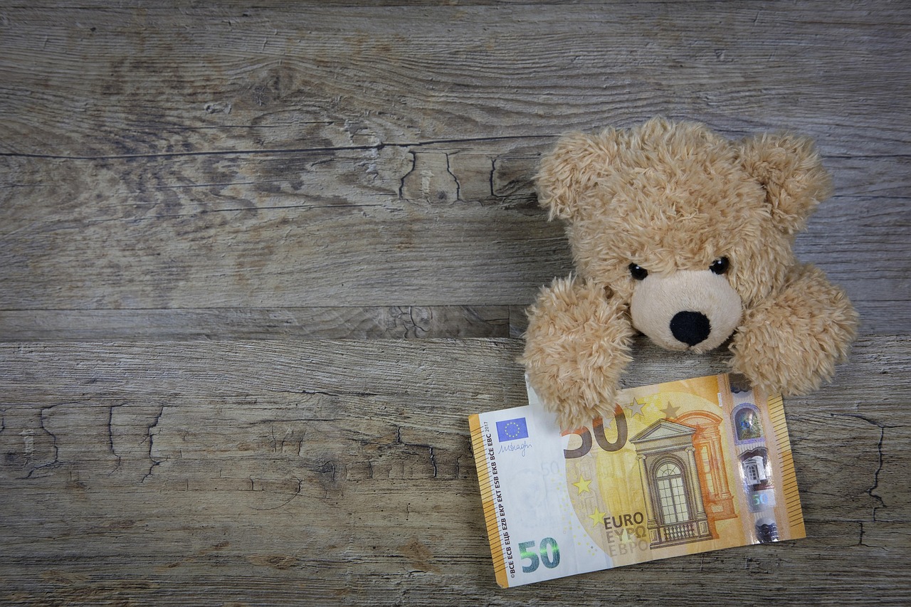 Infografica sulla donazione di una casa con usufrutto ai figli, evidenziando vantaggi e costi.