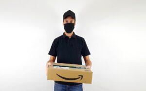 Immagine di un pacco Amazon con un'icona di chat per il supporto clienti.