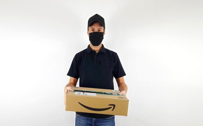 Immagine di un pacco Amazon con un'icona di chat per il supporto clienti.